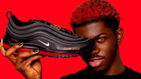 blut nike schuhe|Sneaker von Rapper Lil Nas X: Nike verklagt Hersteller von .